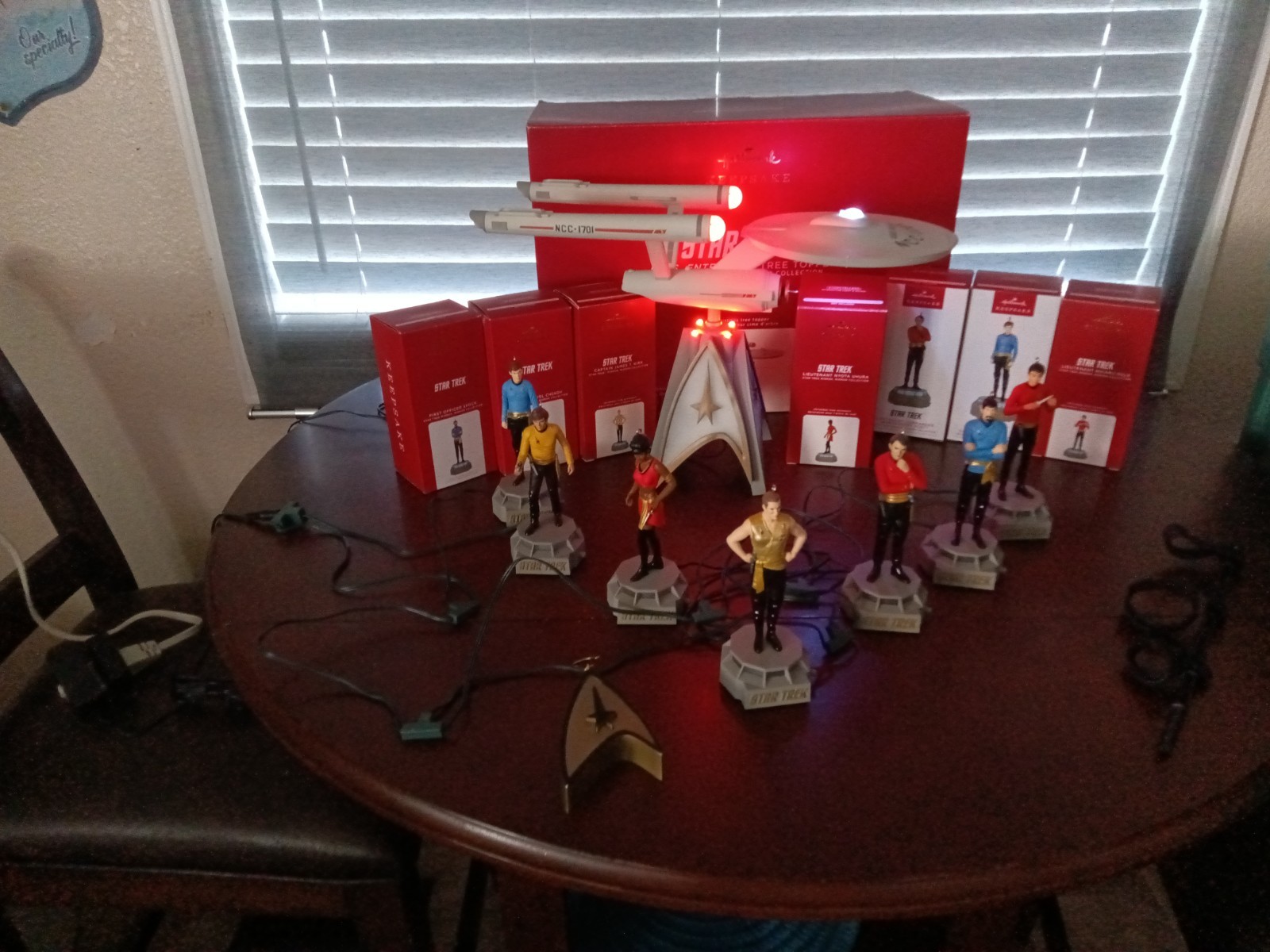 2020 HALLMARK STAR TREK USS ENTERPRISE TREE TOPPER AND ALL 7 CHARACTER ORNAMENTS