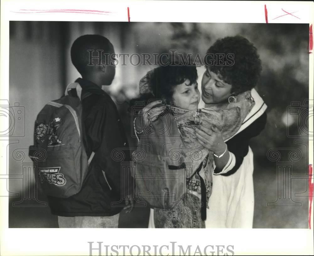 1991 Press Photo Miller Wall School principal Laura Toups hugs students