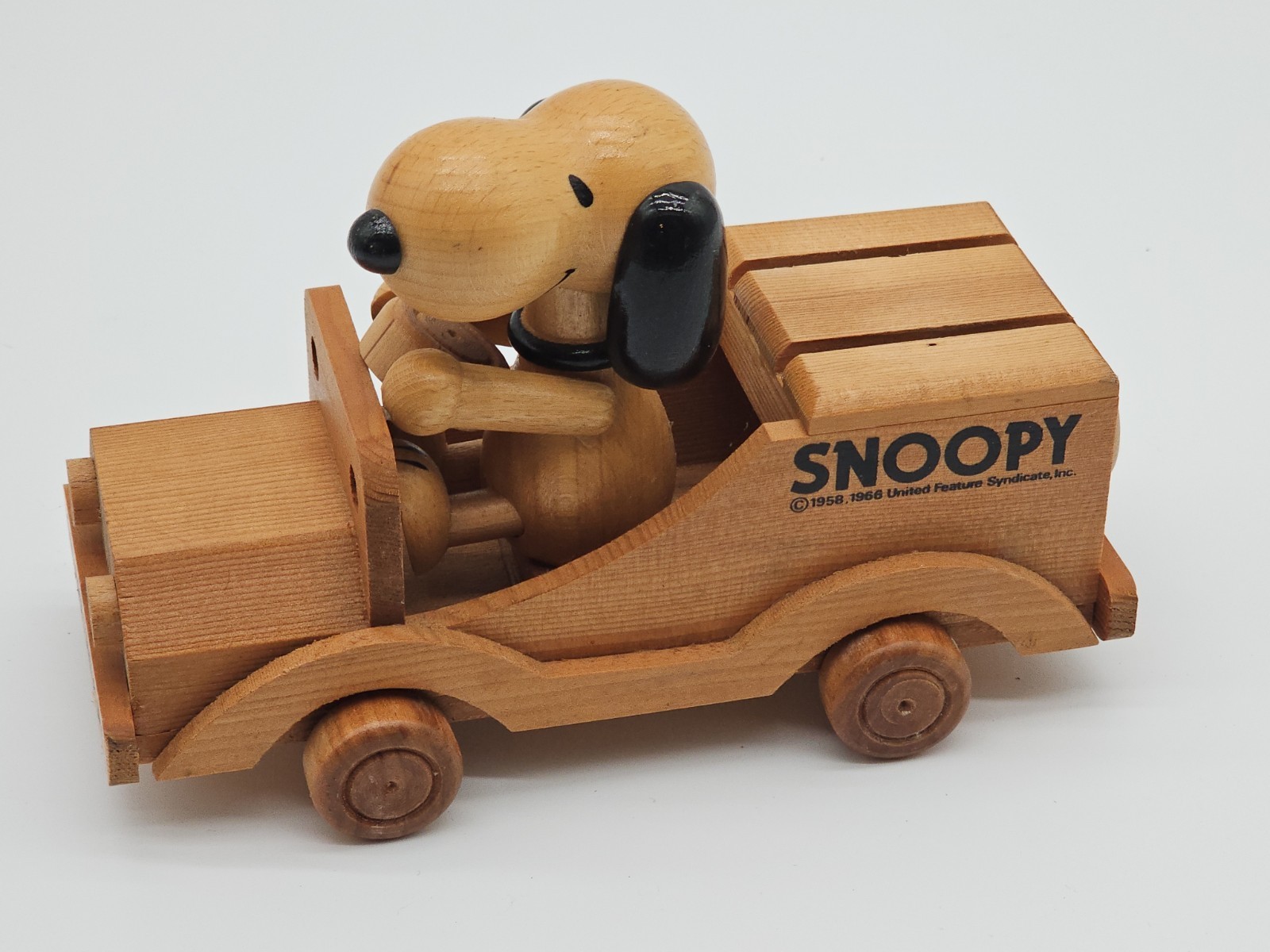 RARE VTG SNOOPY WOODEN TOY CAR. United Feature Syndicate JAPAN HARD TO FIND