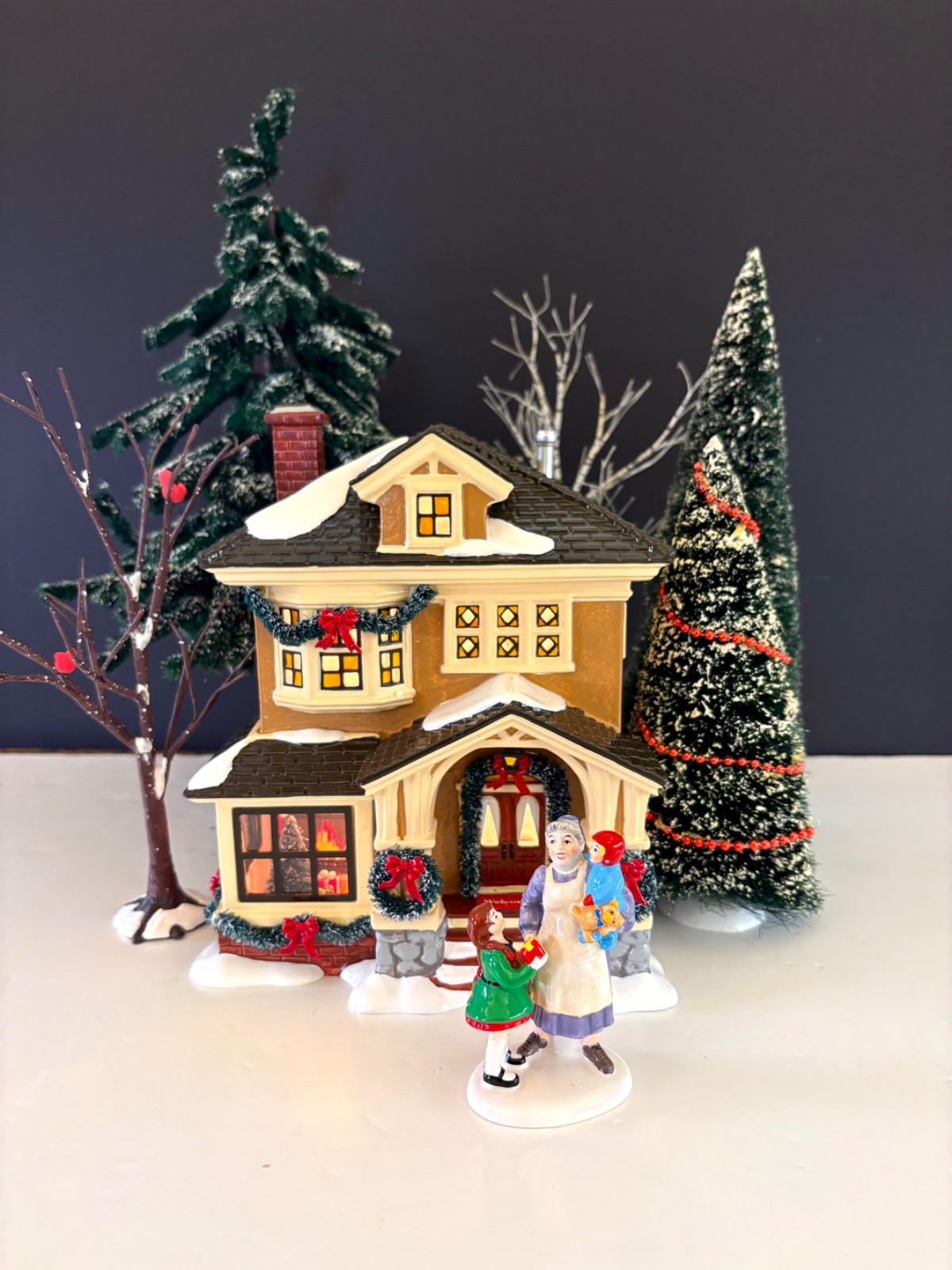 Christmas at Grandma\'s plus Grandma\'s Favorite Present-Department 56 (Set of 2)