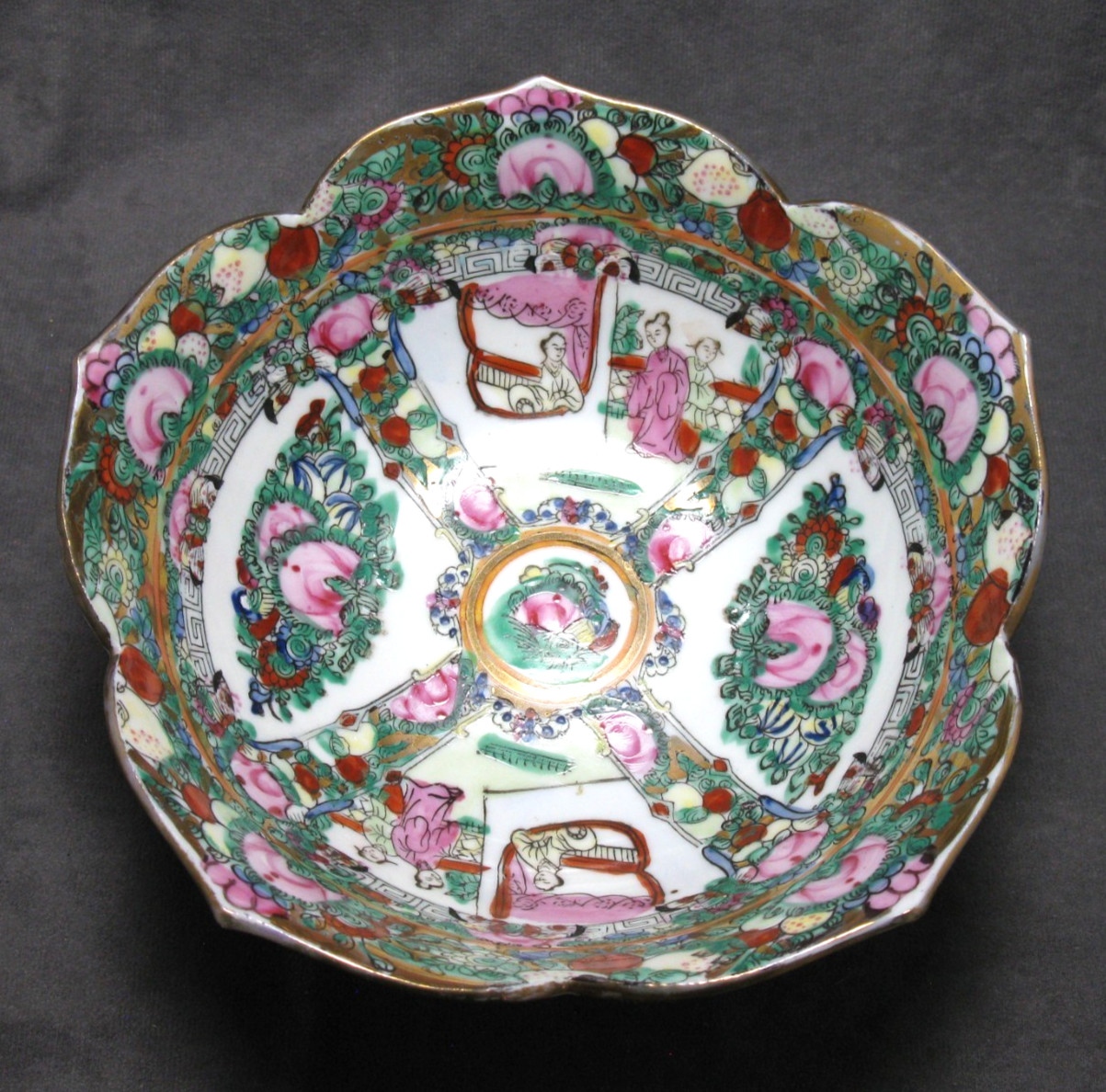 Vintage Mid-20th Century Rose Medallion Scalloped Bowl – 7.5