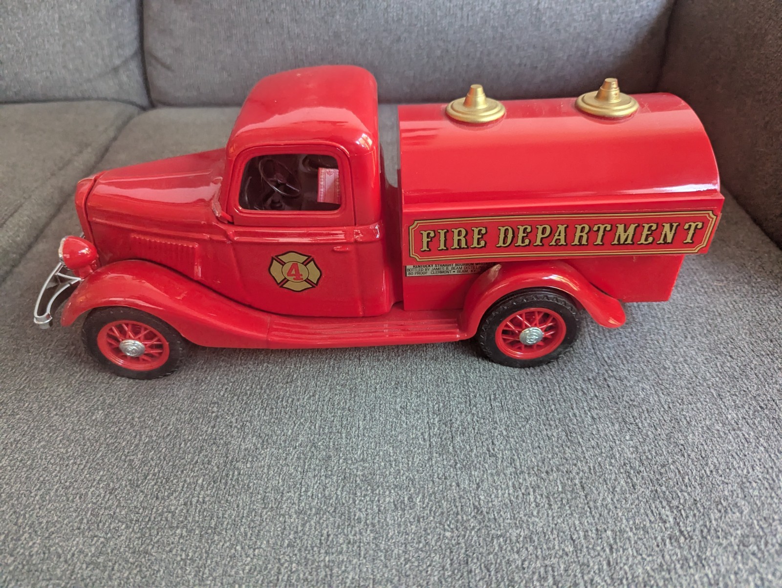 Vintage 1987 Jim Beam 1935 Ford Fire Pumper Truck Empty Decanter with Box KW081