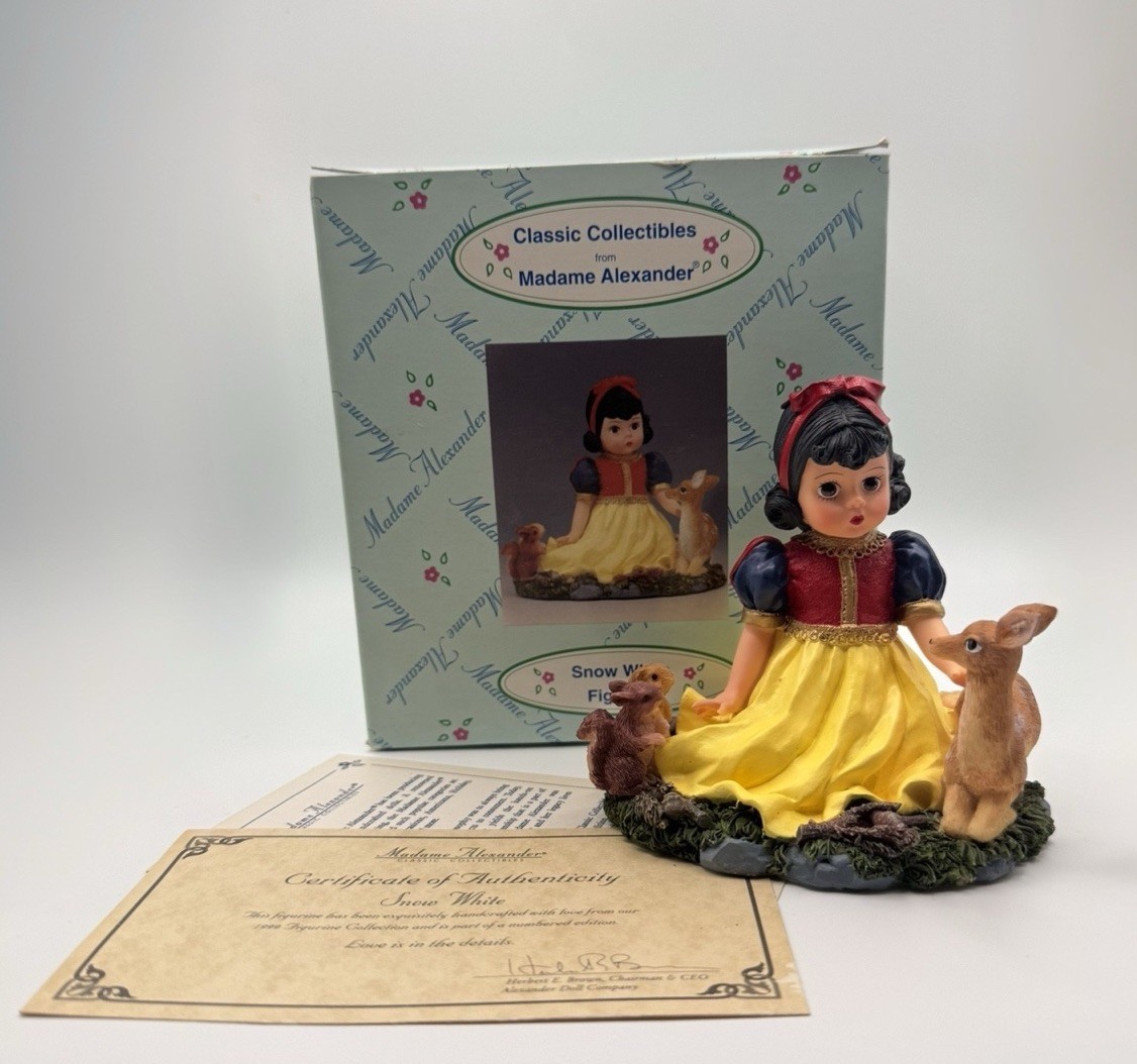 Madame Alexander Snow White Figurine 90425 Circa 1999 Original Box and COA