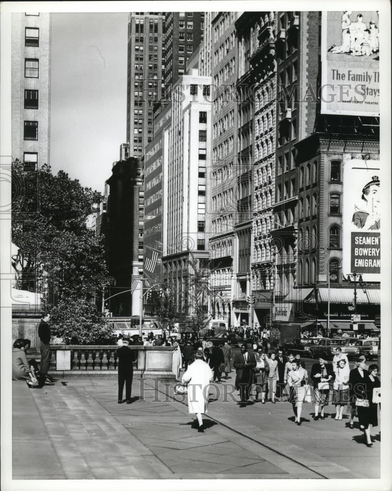 Press Photo New York Pedestrians walking on Fifth Avenue at 42nd St - nera12859