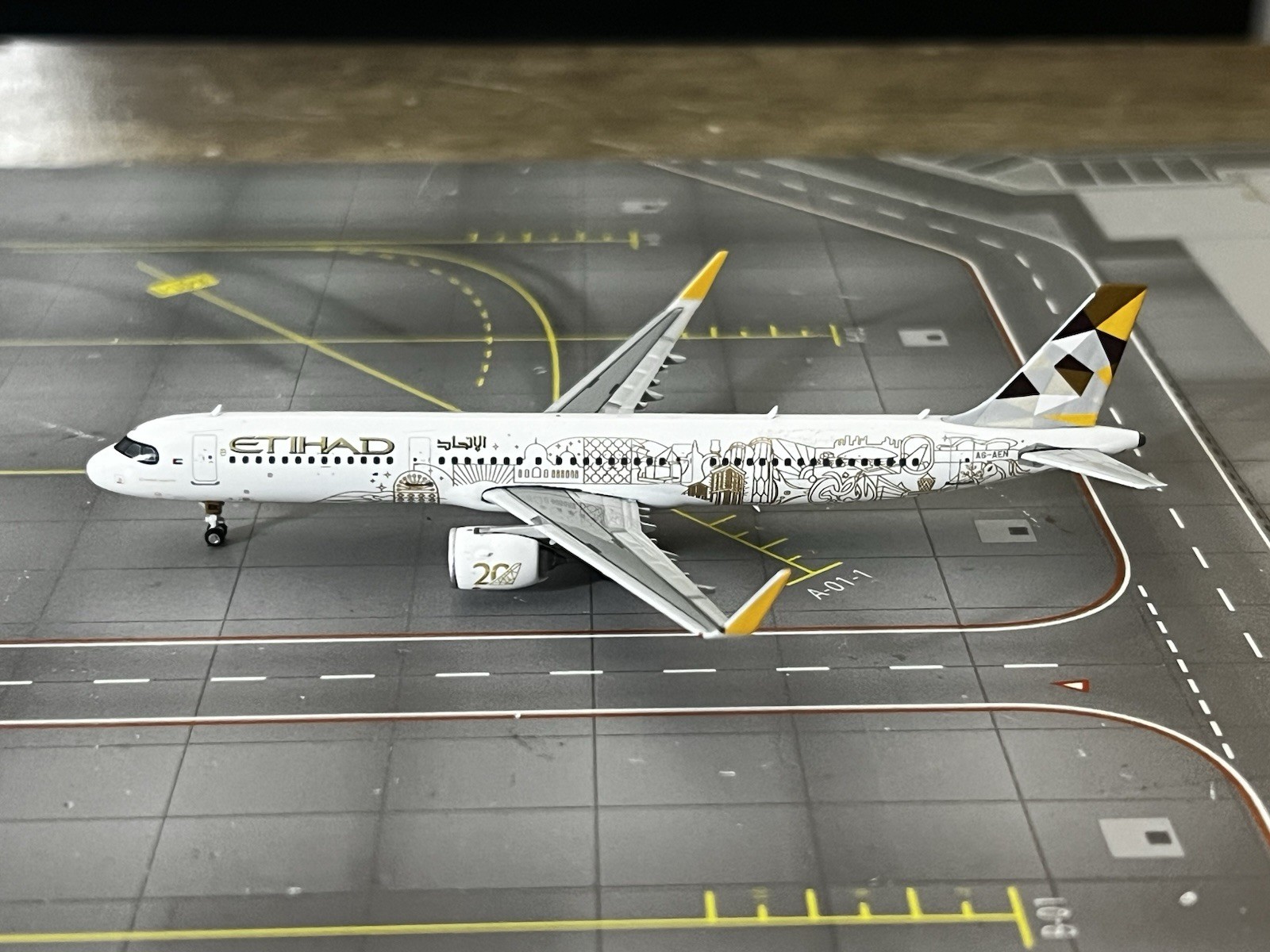 Phoenix Models Etihad Airbus A321neo. A6-AEN. 1/400 Scale Model Aircraft
