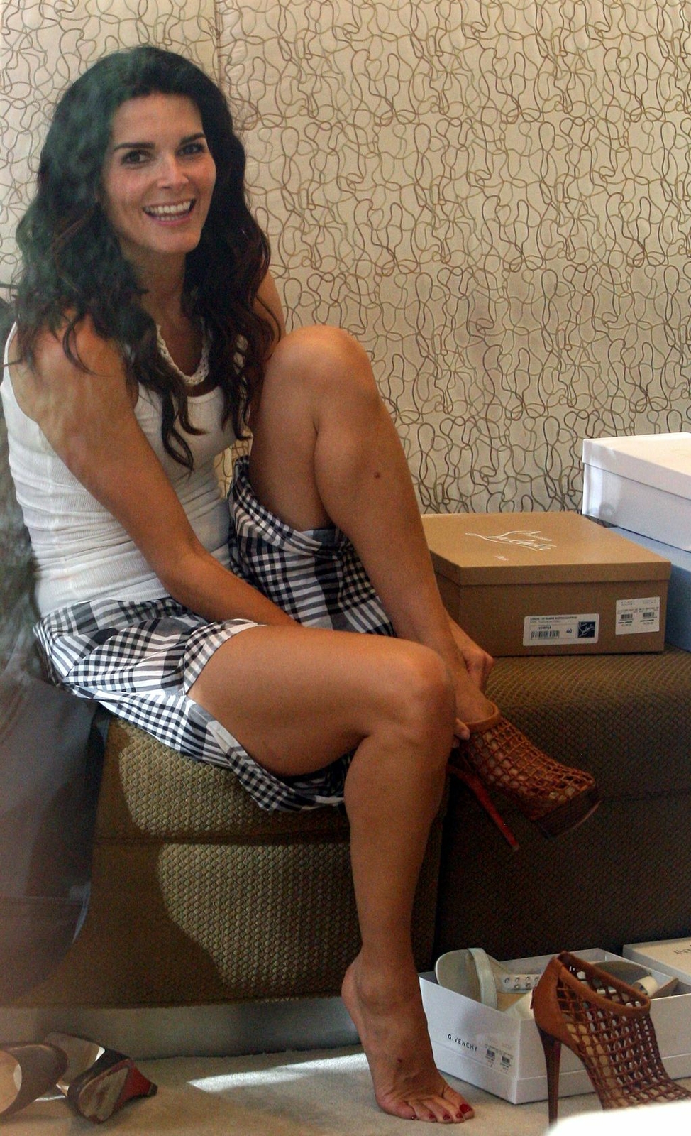 Angie Harmon Putting On The Shoe 4x6 Picture Celebrity Print