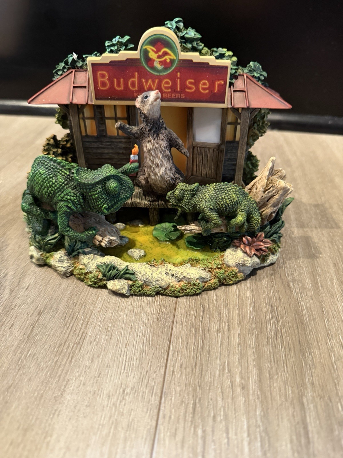 2000 THE BUDWEISER LIZARDS FERRET TAKES CENTER STAGE FIGURINE IN BOX