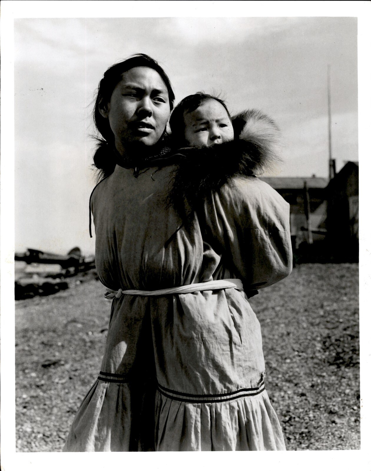LG971 Original Bob & Ira Spring Photo ESKIMO MOTHER @ NOME CARRIES BABY IN PARKA