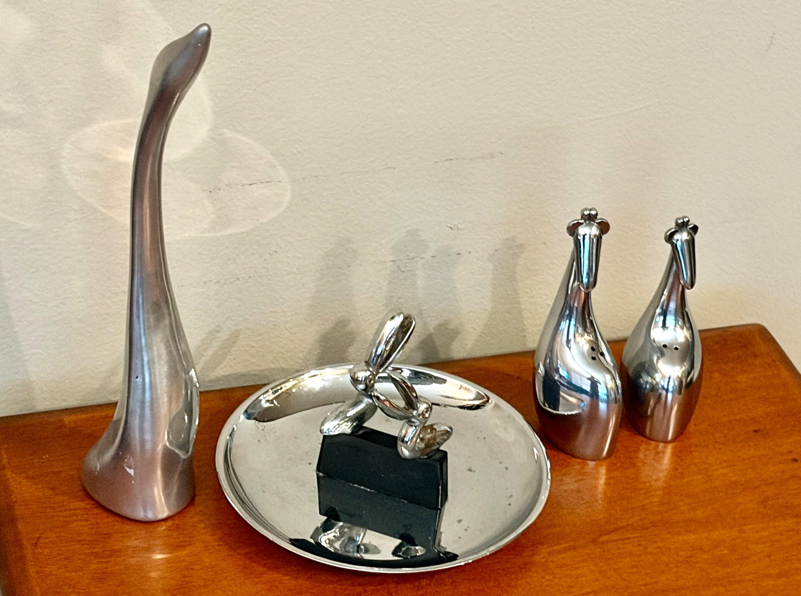 ANIMAL METALWARE LOT: NAMBE GIRAFFE S&P SHAKERS, HOSELTON GOOSE &PELICAN ASHTRAY
