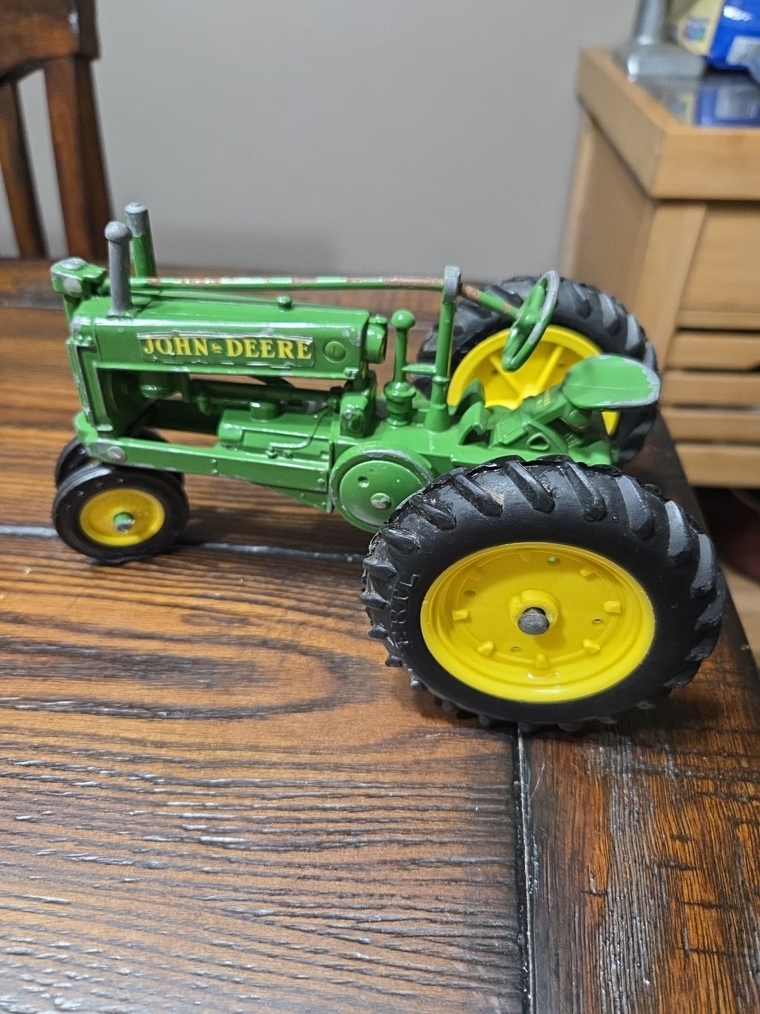 ERTL 1934 John Deere Model A Tractor 1/16 Scale Die-cast Metal