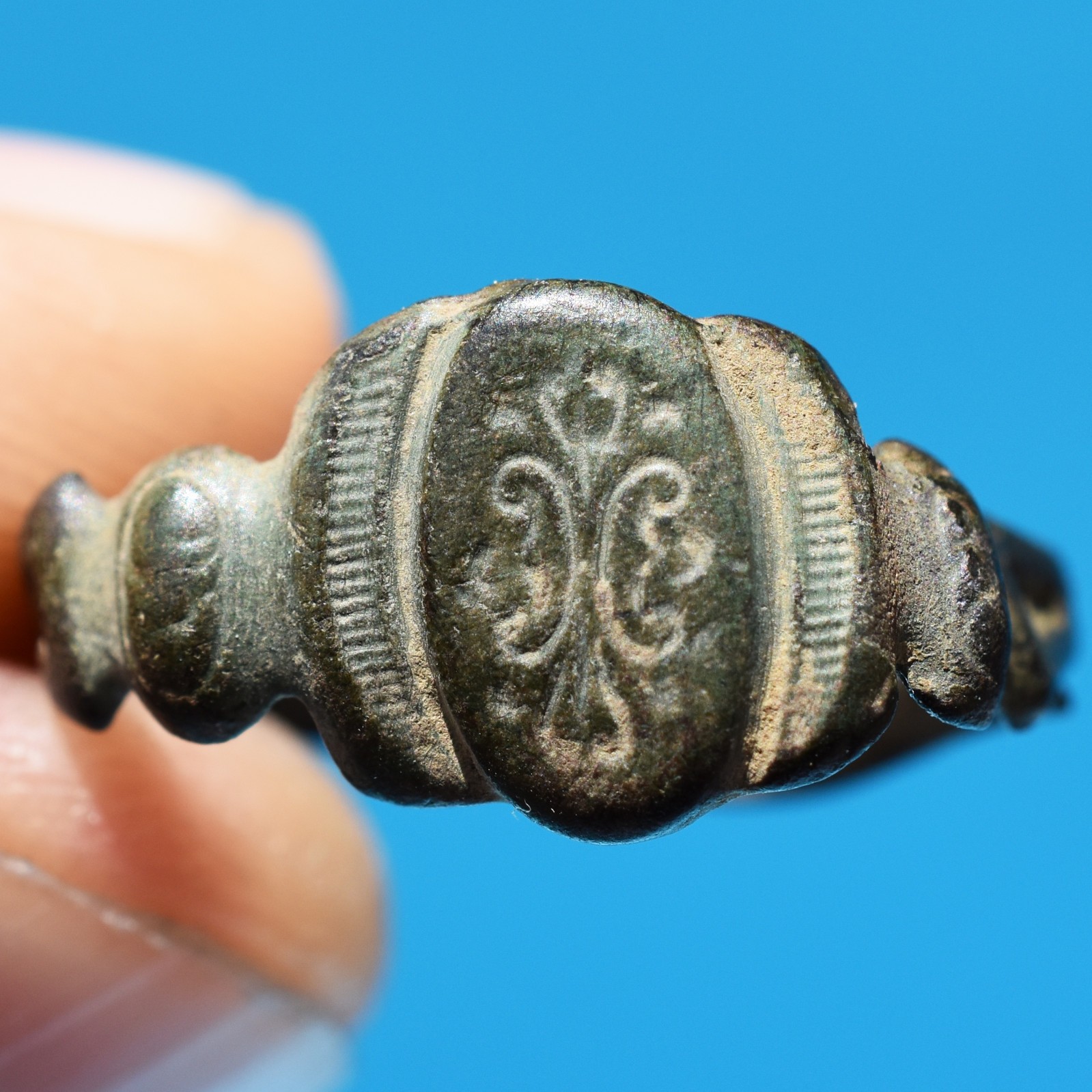 ANTIQUE MEDIEVAL BRONZE RING OLD SPANISH HANDCARVED FLEUR DE LIS RING FOUND