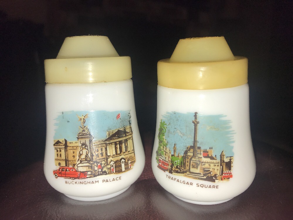 Vintage SALT PEPPER SHAKERS ITALY TRAFALGAR SQUARE /BUCKINGHAM PALACE 3-1/8”