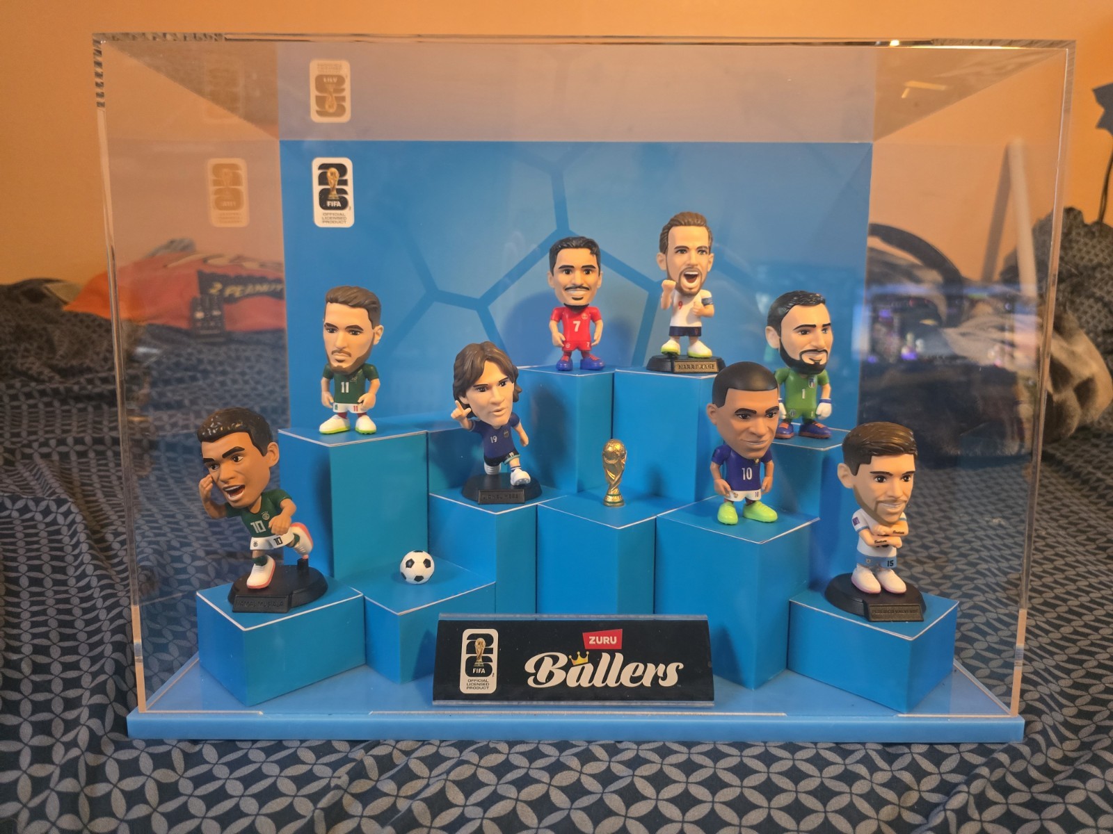 ZURU Ballers FIFA Soccer 8pc Figure Set w/ Display Case, FIFA Trophy Character
