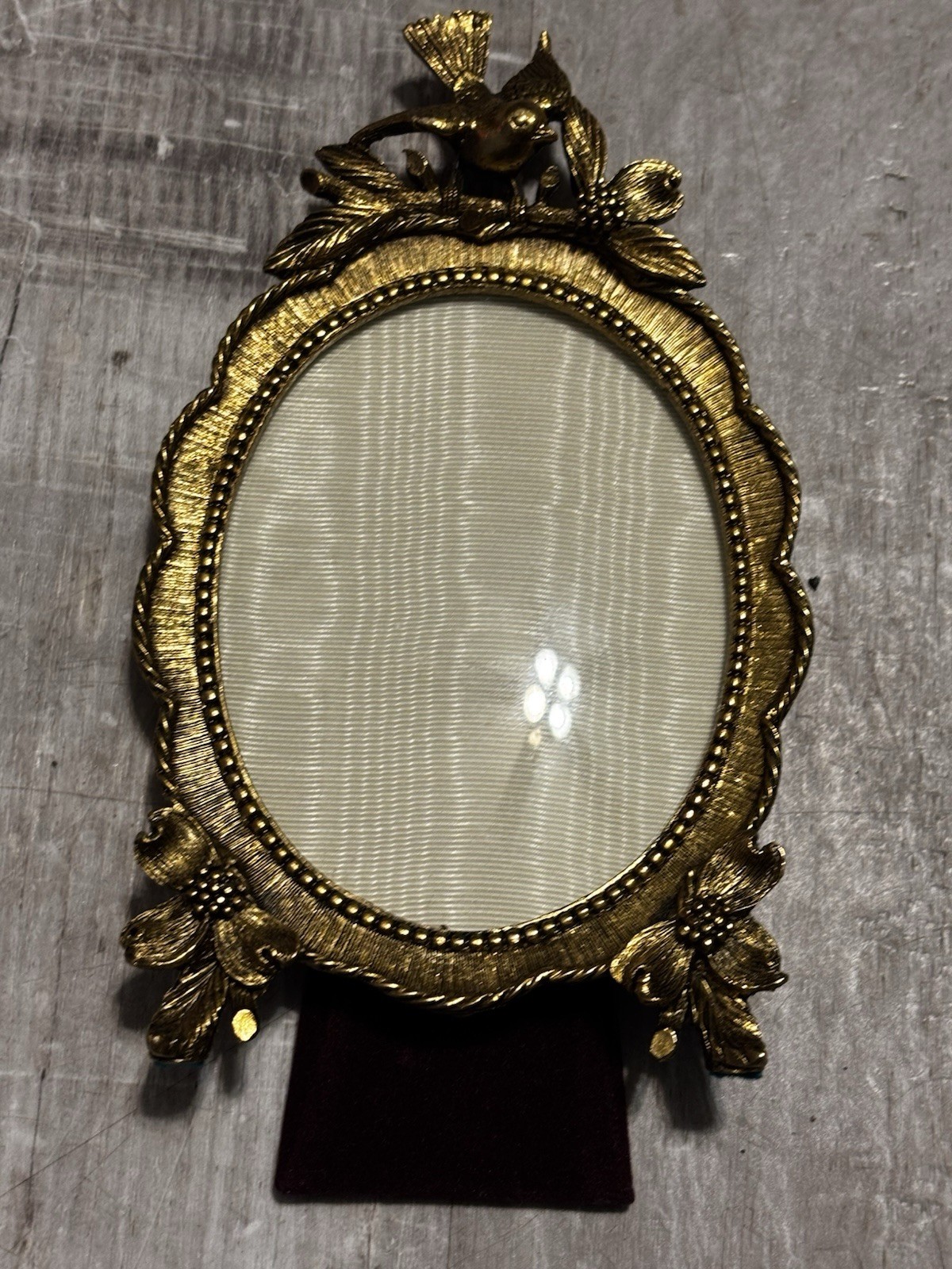 This is a vintage Matson 24kt gold-plated ormolu oval picture frame featuring