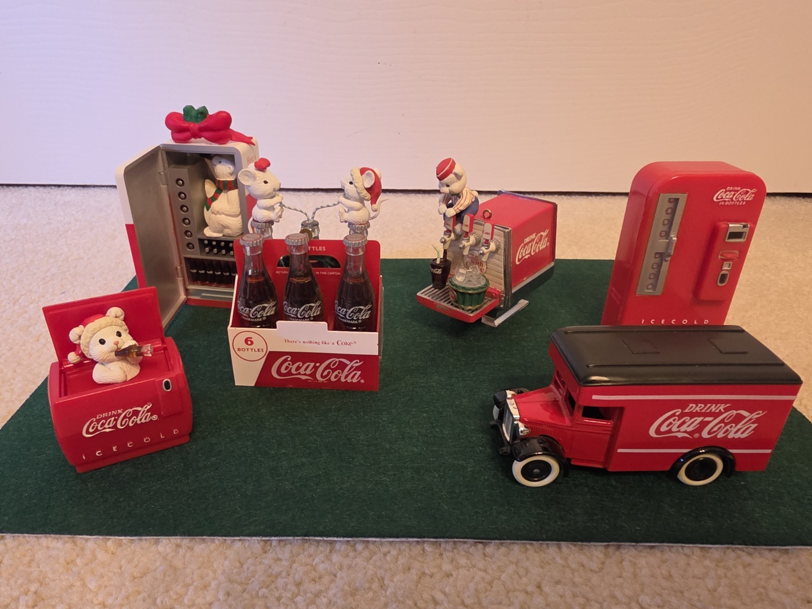 COCA -COLA CHRISTMAS (LOT OF 6 ITEMS) *4 ORNAMENTS *1 MAGNET *1 LLEDO TRUCK