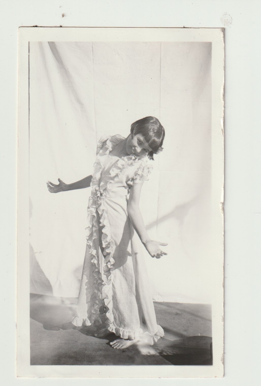 VINTAGE SNAPSHOT: SWEET GIRL IN DANCE POSE