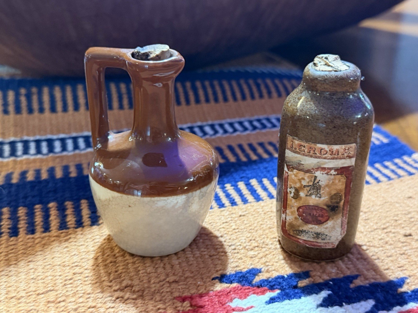 MOHAWK & LEROUX POTTERY CURACAO BROWN WHITE GRECIAN JUGS CORKS LABEL LOT 2 EUC