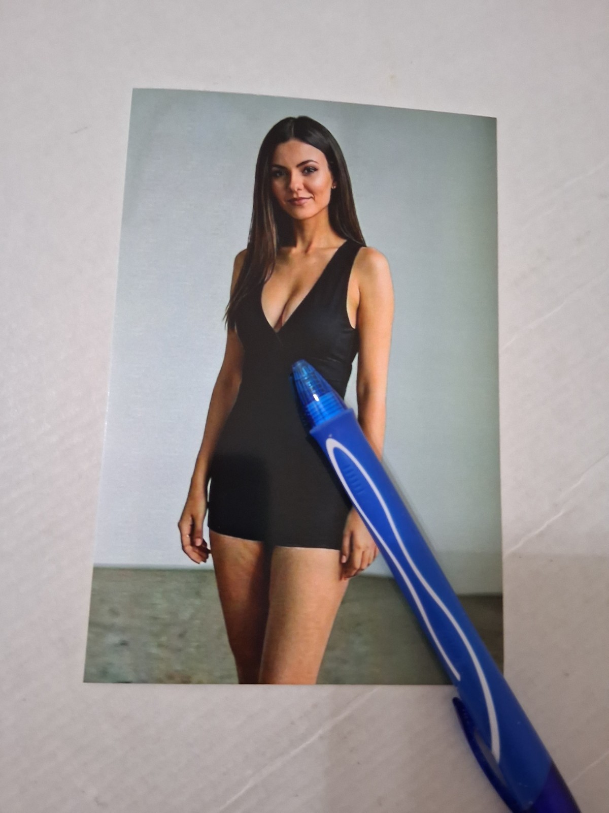 VICTORIA JUSTICE, BEAUTIFUL,  GLOSSY COLOR 4X6 PHOTO, BRAND NEW 