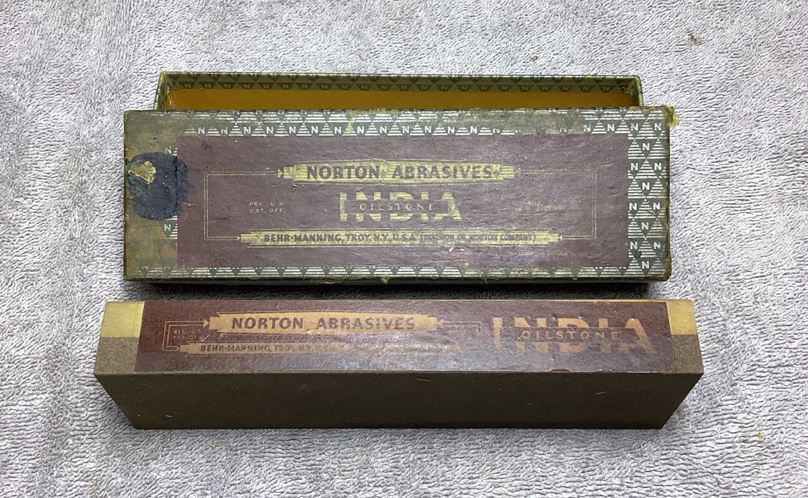 VTG. NORTON ABRASIVES INDIA OILSTONE 7X2X1 TWO GRITS
