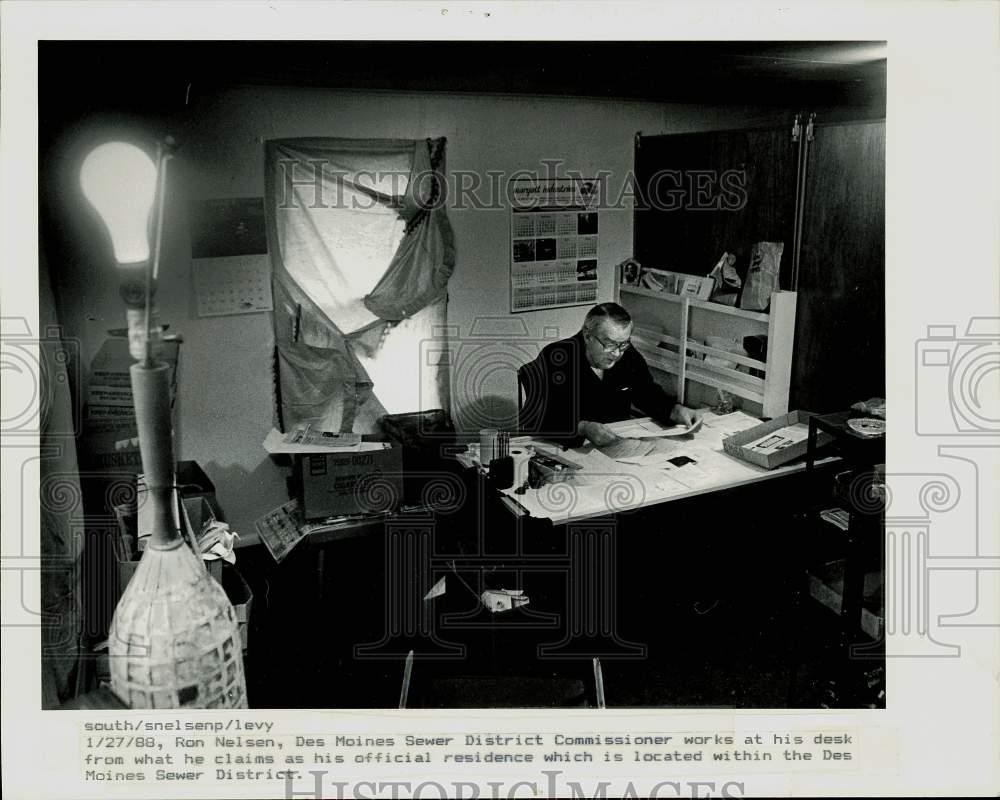 1988 Press Photo Des Moines Sewer District commissioner Ron Nelsen at his desk