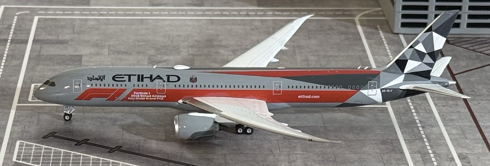 * Phoenix Models ETIHAD AIRWAYS 787-9 Dreamliner Formula 1 color A6-BLV