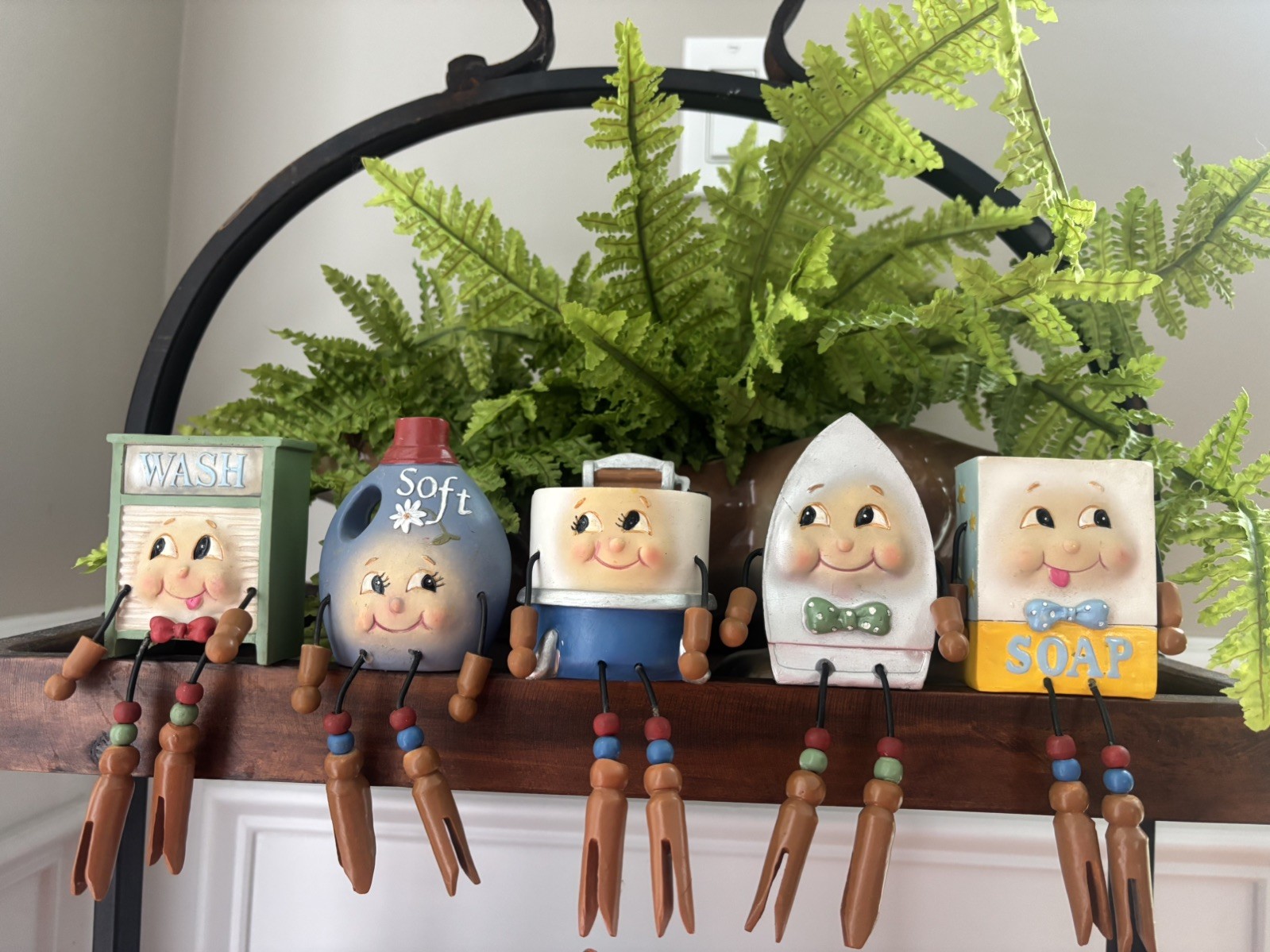 WMG LAUNDRY ANTHROPOMORPHIC SET OF 6 SHELF SITTER - 2010