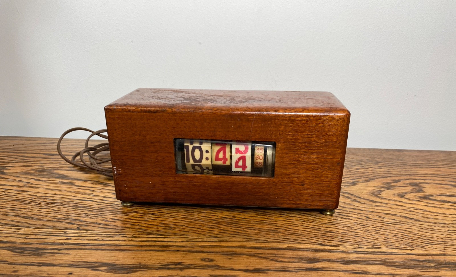 VINTAGE 1960'S WOODEN CASED TYMETER NUMECHRON AMERICAN ELECTRIC FLIP DESK CLOCK