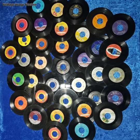 LOT OF 125 45 RPM JUKEBOX RECORDS FOR CRAFTING,GAMES, PARTIES AND FUN