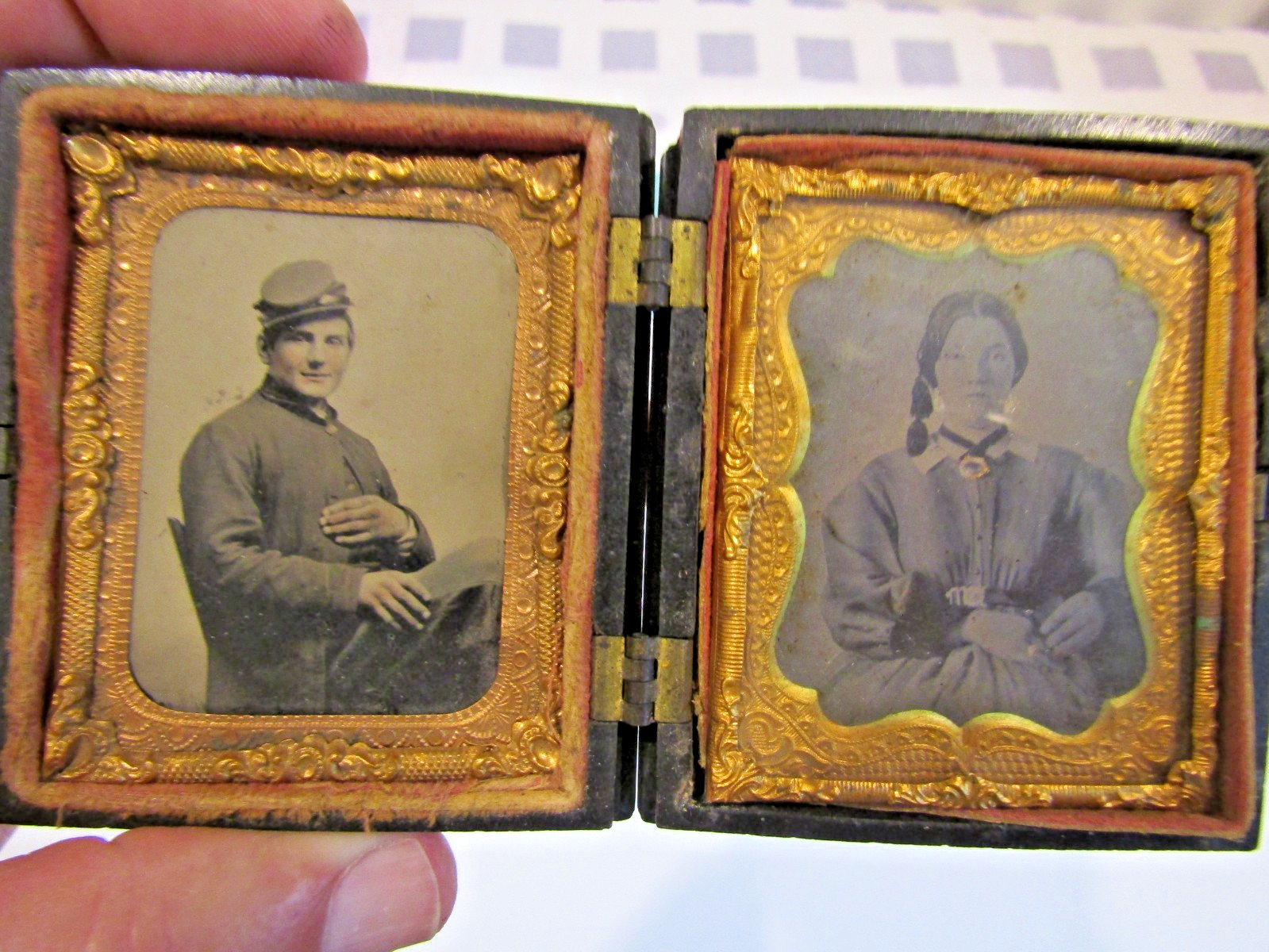  CIVIL WAR SOLDIER & WIFE ,PATRIOTIC CASE\'\'THE UNION & CONSTITUTION\'\' 3\'\'X 2 1/2