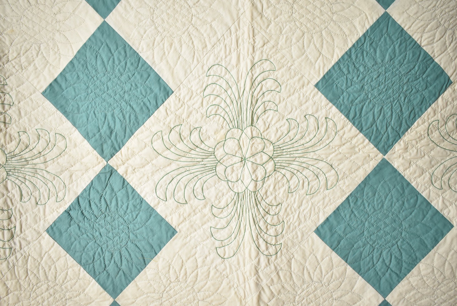 WELL QUILTED Vintage 30's Green & White Fleur-de-Lis Antique Quilt ~MINT COND.