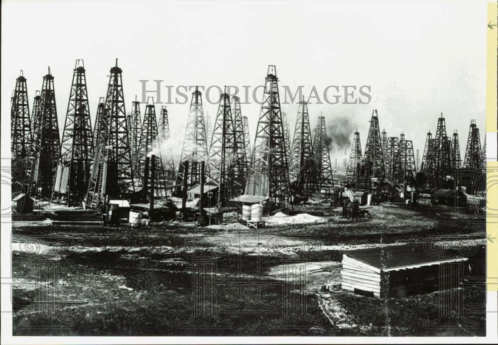 1991 Press Photo Cluster of oil derricks in Spindletop Field in Beaumont, Texas