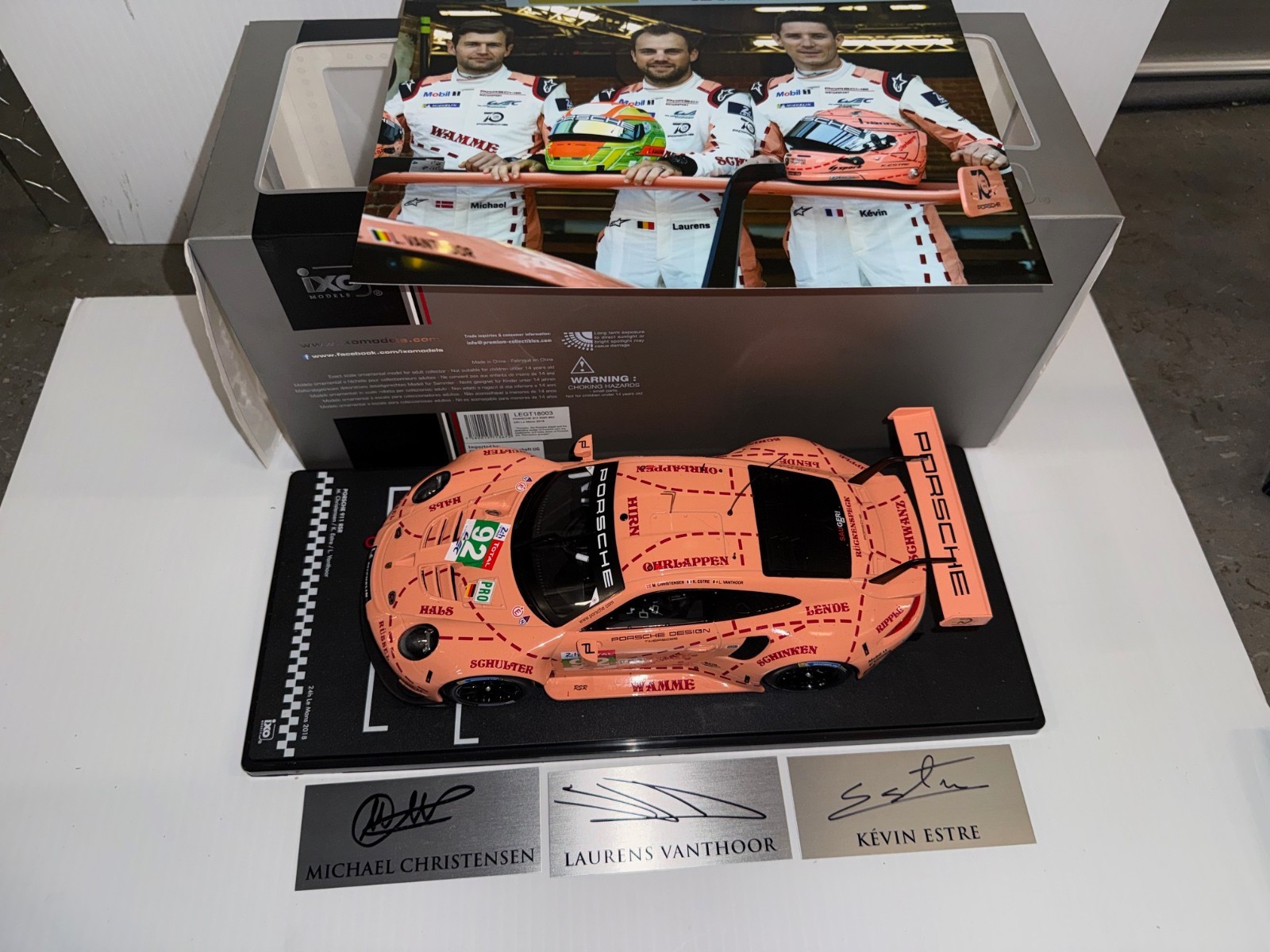 2018 LEMANS 24 WINNING DRIVERS SIGNED PLATES & 911 PINK PIG PORSCHE ,  IXO, 1/18