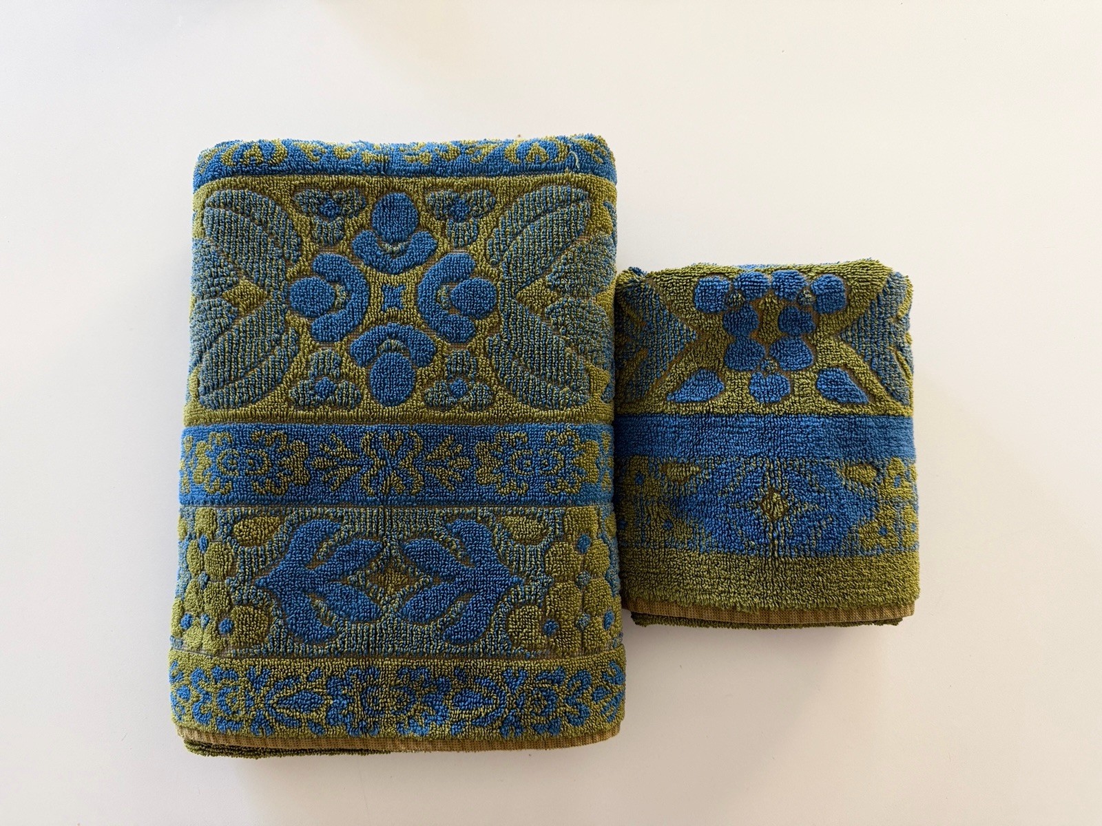 Vtg Stevens Utica 2 PCs Bath / Guest Towels Fine Arts Sculpted Blue & Green MCM