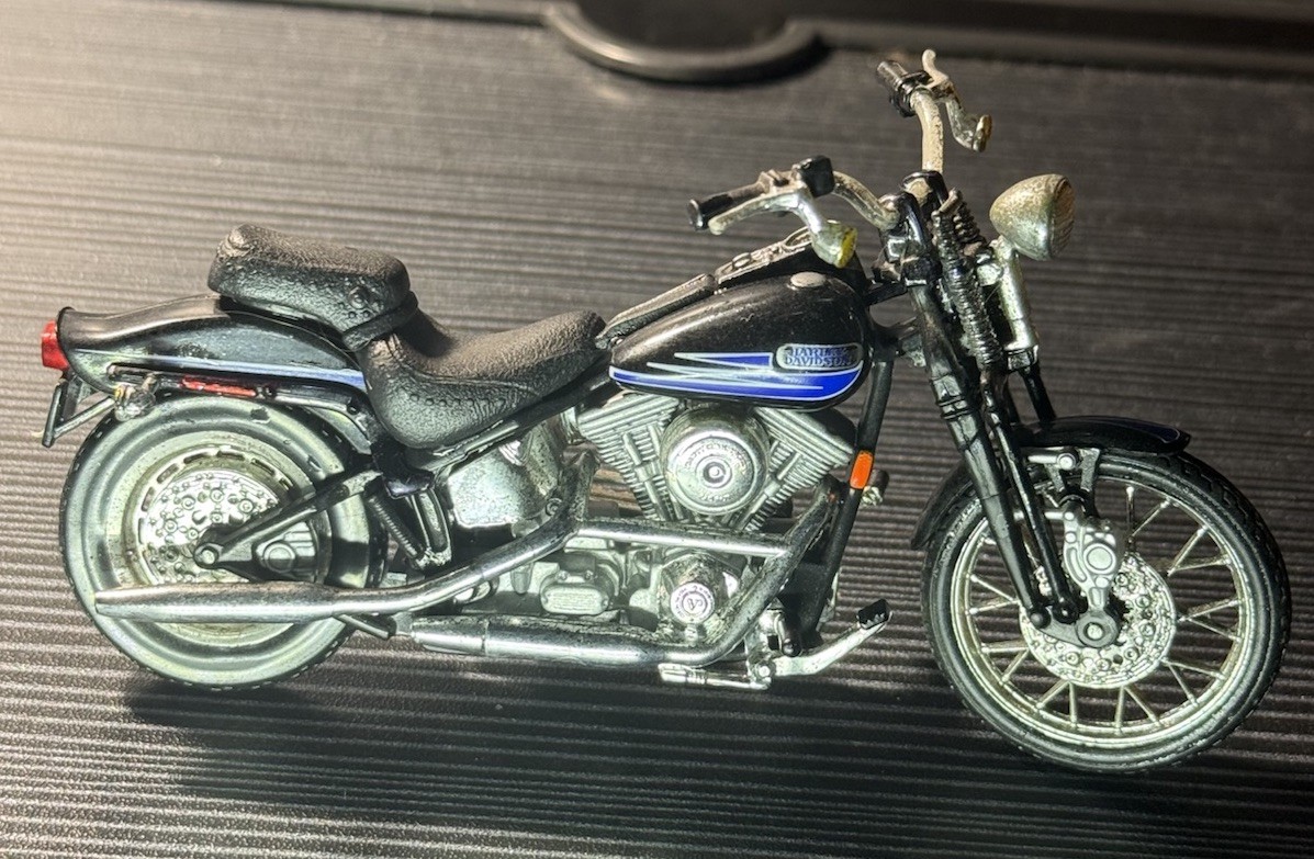 Toy Maisto 1:18 Harley Davidson Series 1 1997 FXSTSB BAD BOY Motorcycle