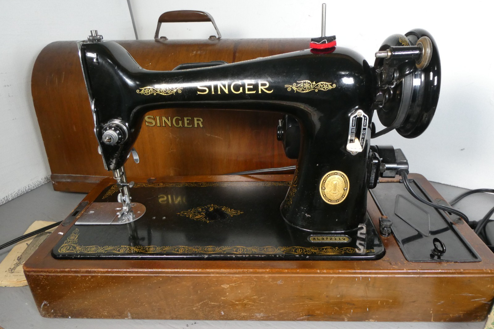 Singer Vintage Sewing Machine Model 201 With Case Petal Light Key AL372119 Works