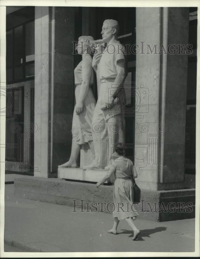 1959 Press Photo Statues outside Ministry of Railway Planning Commission Hungary