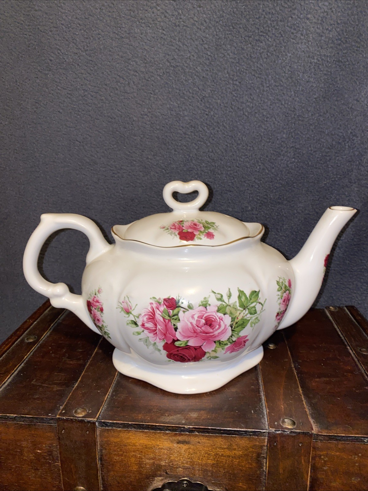 Vintage BEAUTIFUL KERNEWEK TEAPOT, PINK & RED ROSES ALL AROUND