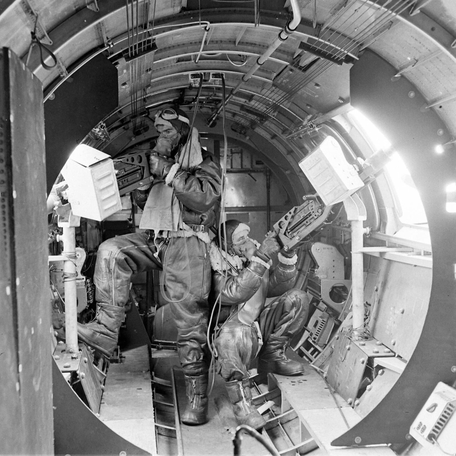 WW2 WWII Photo World War Two / Boeing B-17 Flying Fortress Gunners  / 5528
