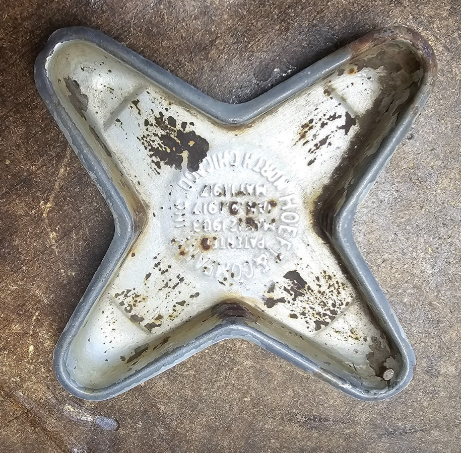 Antique Hoeft & Company Inc. Metal Chicken Waterer Star Mold Collectable
