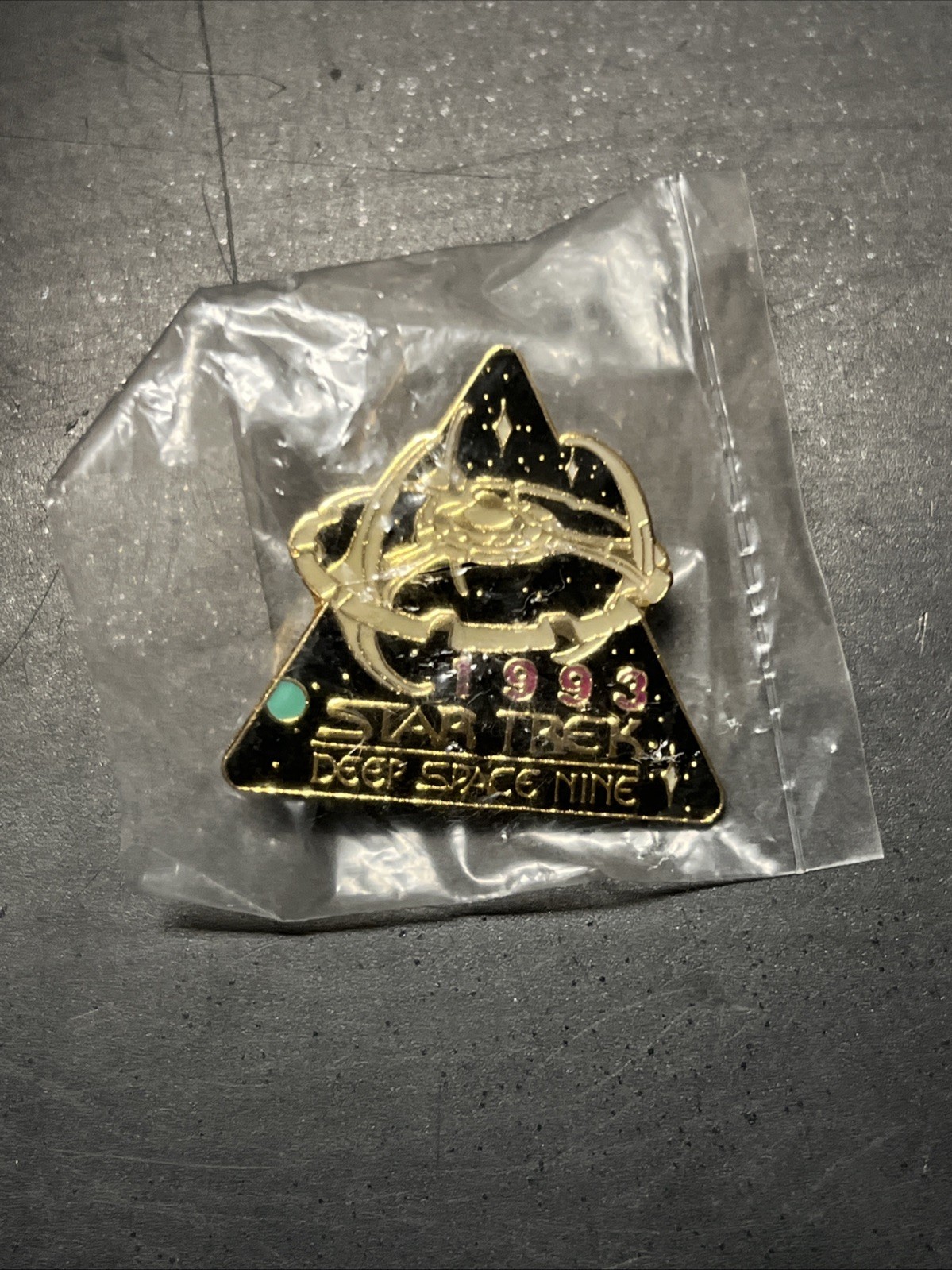 1993 Hollywood Pins STAR TREK DEEP SPACE NINE SPACE STATION ENAMEL PIN New