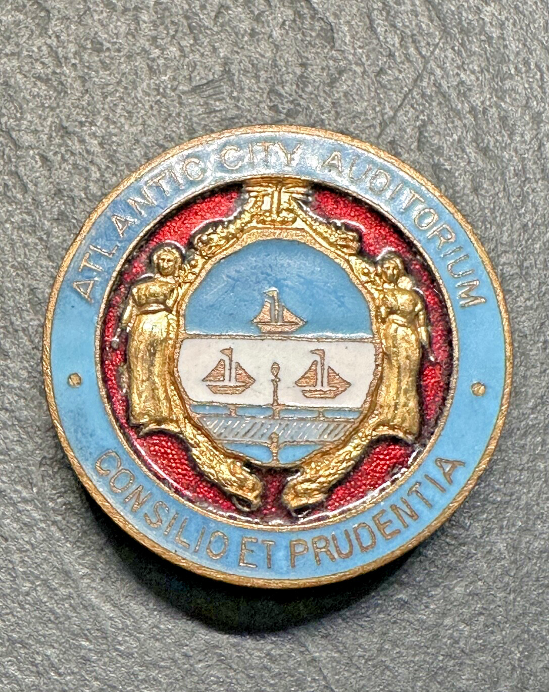ATLANTIC CITY AUDITORIUM CONSILIO ET PRUDENTIA ENAMEL METAL BUTTON, NJ H271