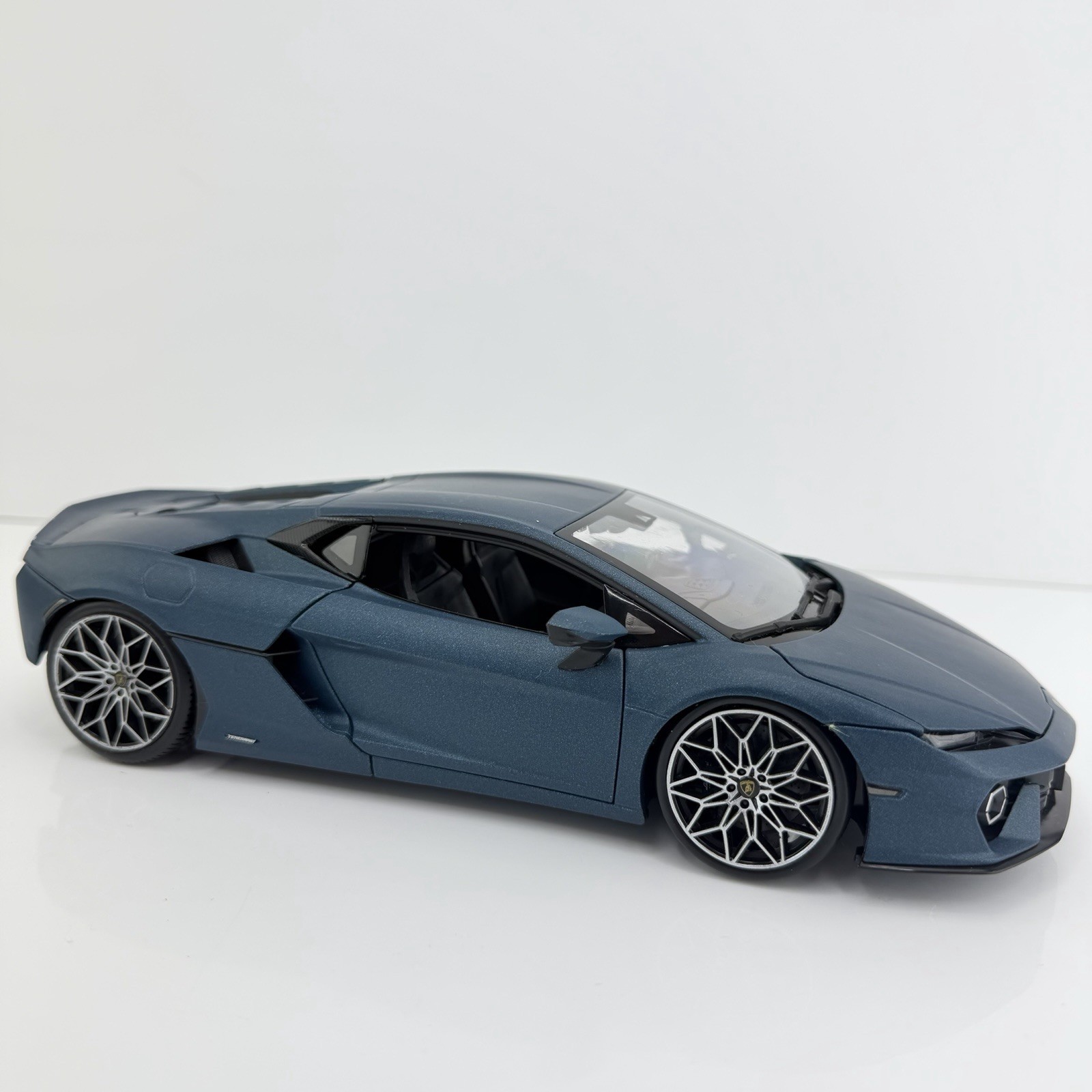 Bburago 1/18 Lamborghini Temerario Blue Completed Diecast Car - No Side Mirror