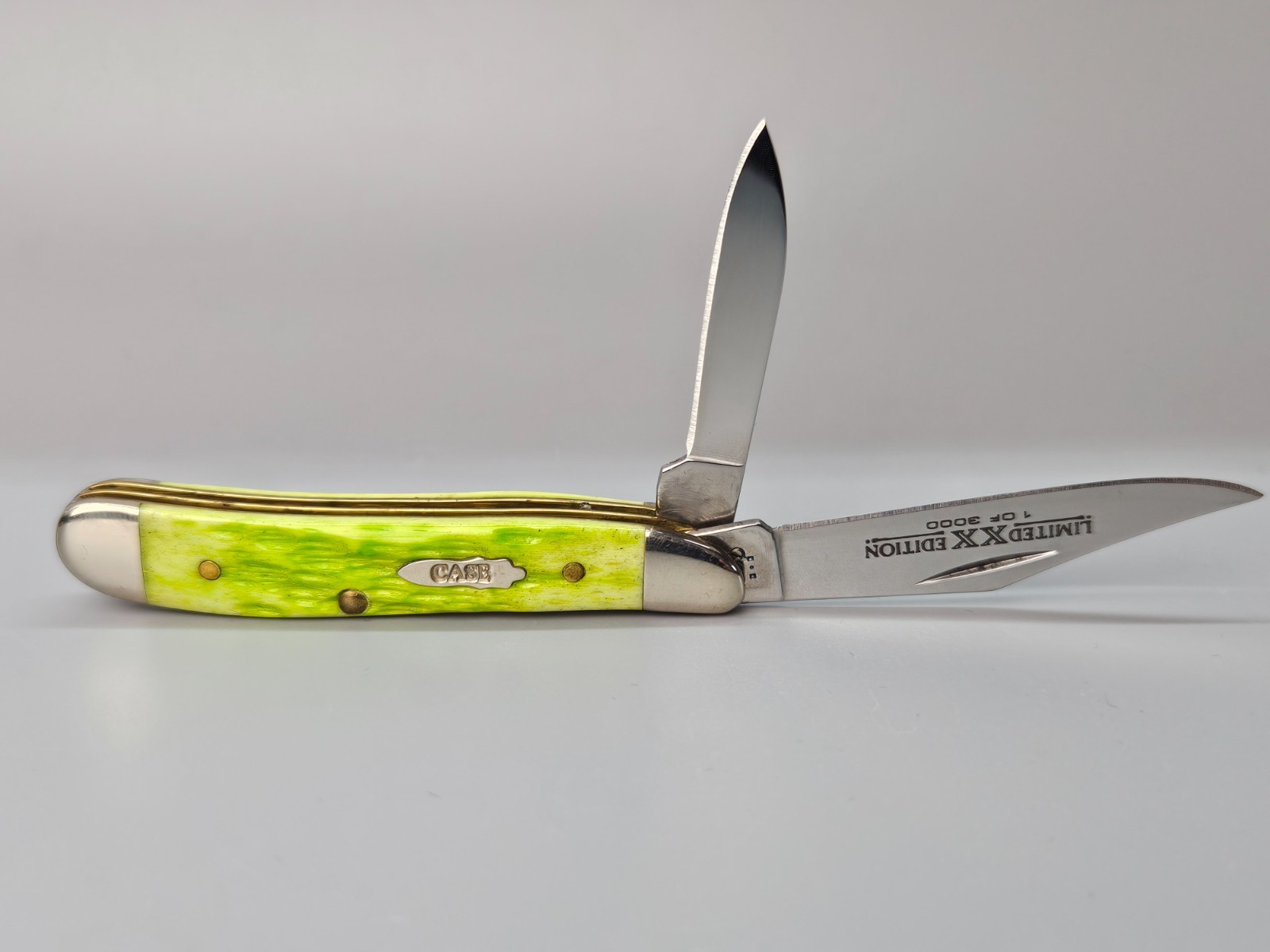 2004 Case XX 6220 USA Limited Edition 1 of 3000 Lime Green Jigged Bone Handle