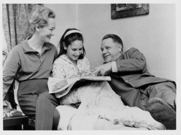 Author Lawrence Durrell wife Claude & daughter Sappho reading newspa- Old Photo