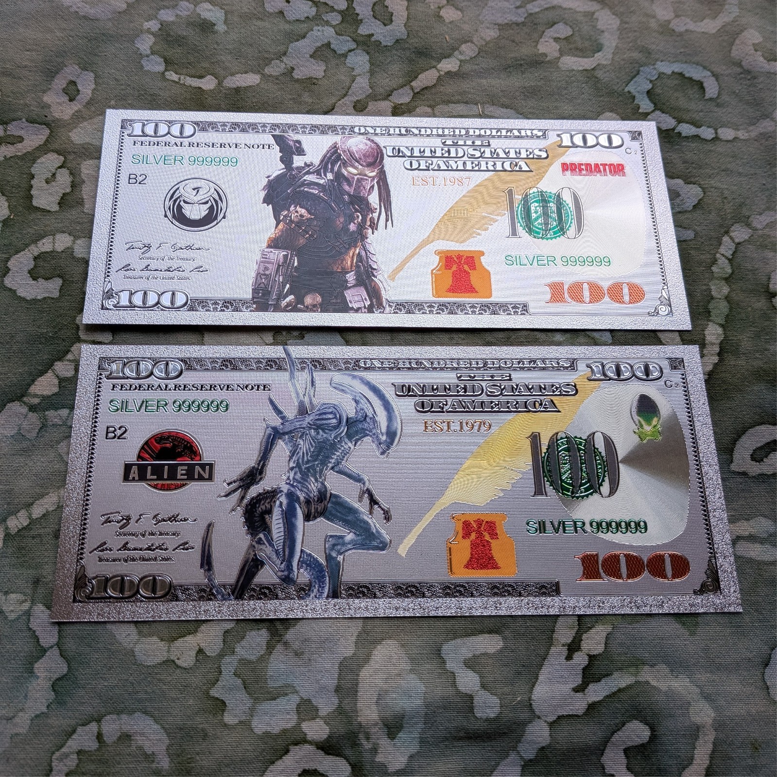 2pc Alien vs Predator 24k Gold Foil Plated Collectible Novelty Banknotes Mint