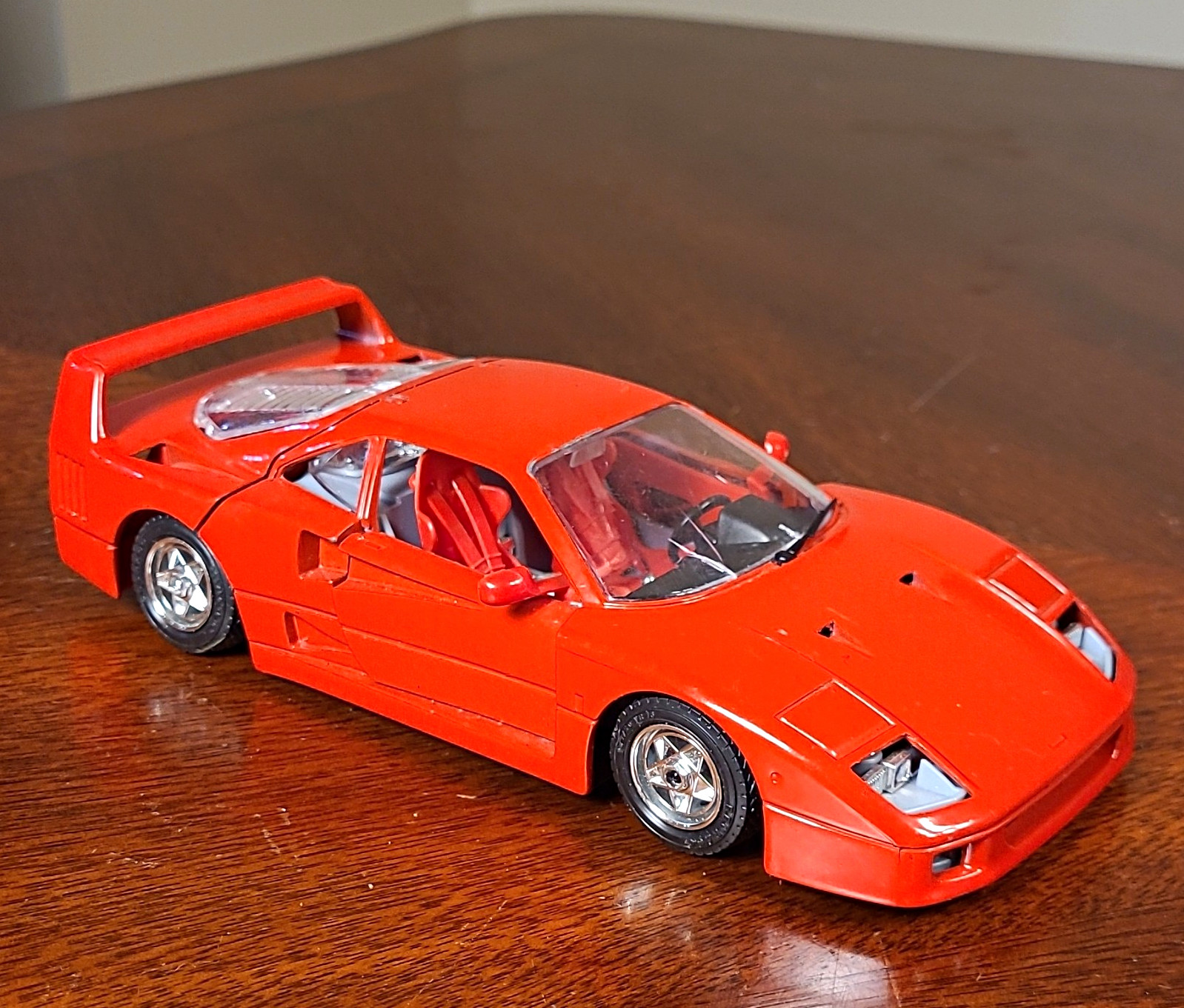 Bburago Ferrari F40 1:24 Scale Red Diecast Model Car Made in Italy (parts only)