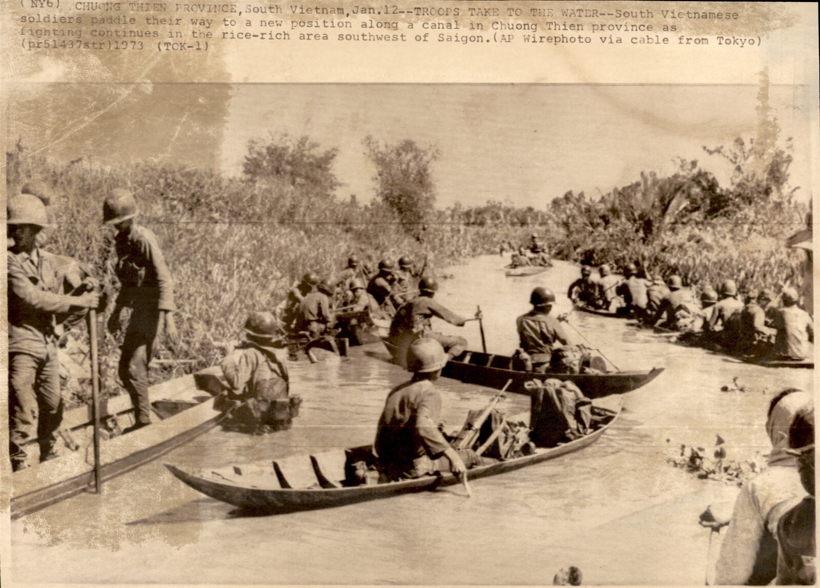 LD319 1973 AP Wire Photo TROOPS TAKE TO THE WATER CHUONG THIEN CANAL VIETNAM WAR