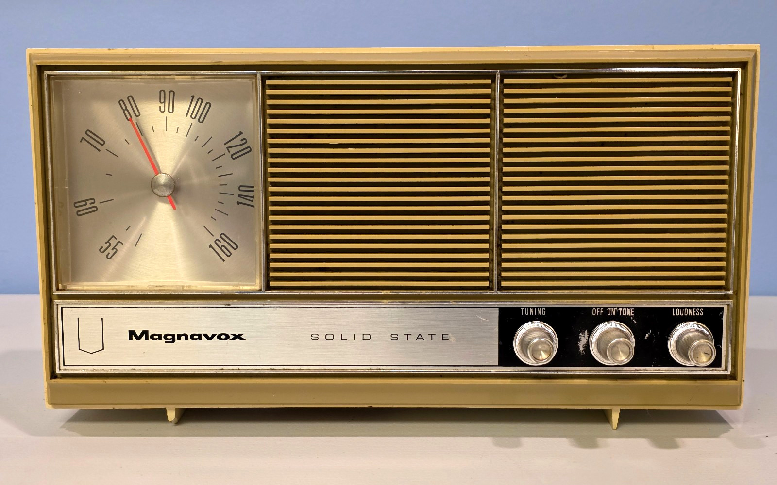 MAGNAVOX Model RO12 Solid State Radio Ivory  1960s