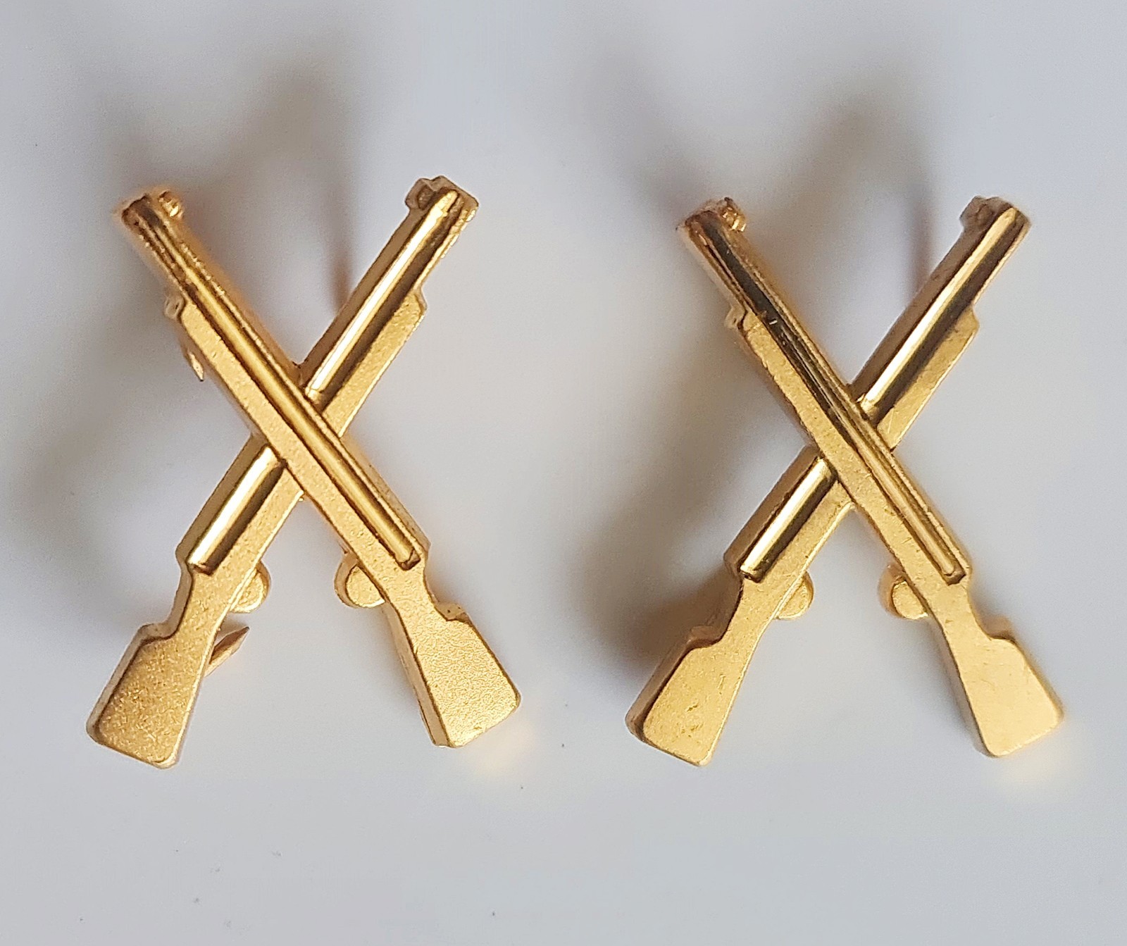 SWEDEN MILITARY INFANTRY CROSSED RIFLES COLLAR BADGES PAIR SWEDISH ARMY GOLD