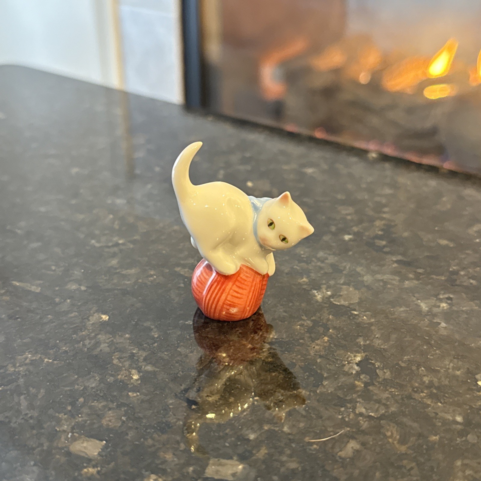 AUTHENTIC VTG Herend Mini Playful Cat on a Ball of Yarn Hungary 2 x 2.5